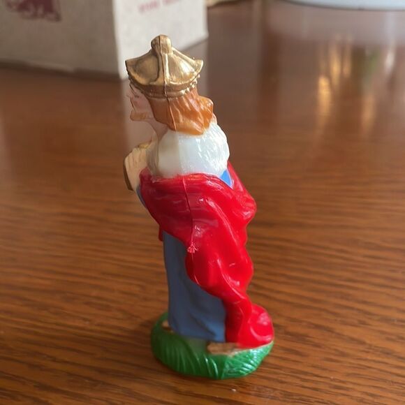 Vtg hard plastic wise man from nativity scene with gold crown/holding gold box - Picture 4 of 6